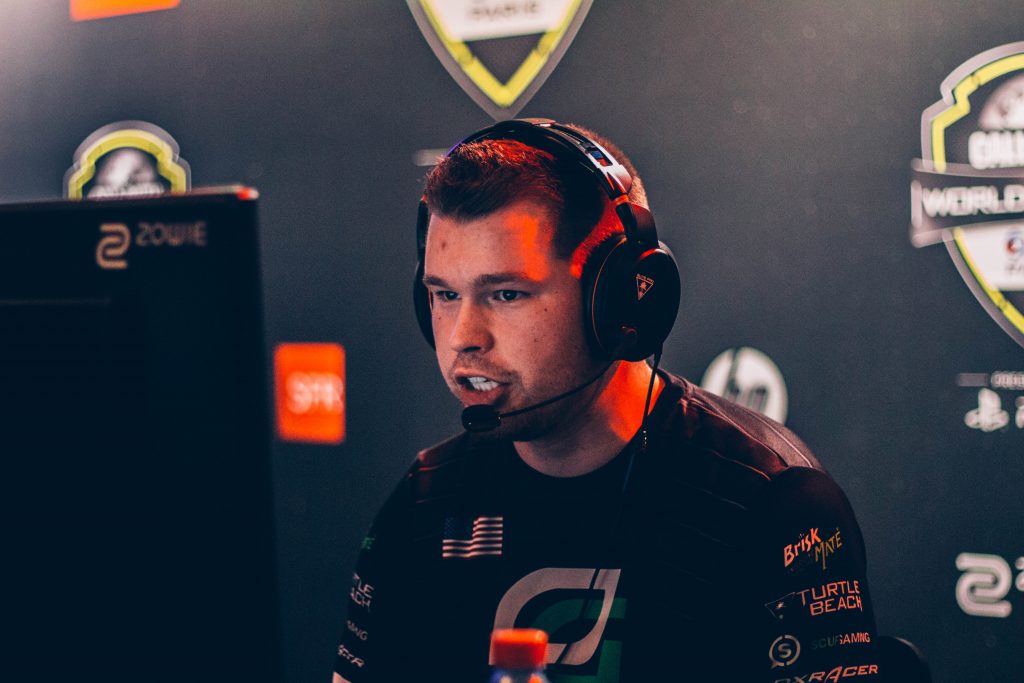 Crimsix Playing Call of Duty