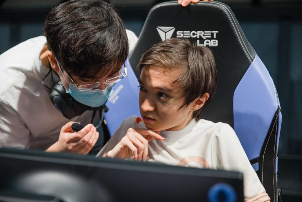 FlyQuest Midlaner Toucouille with his coach on stage