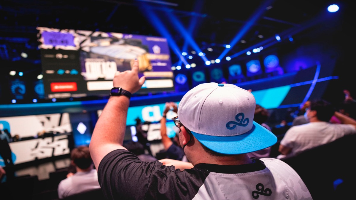 A Cloud9 fan watching the 2022 LCS Summer Playoffs in the LCS studio