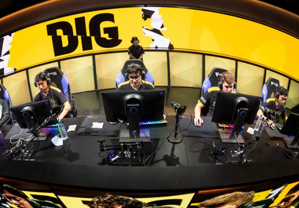 DIG on-stage during the LCS summer split week six 