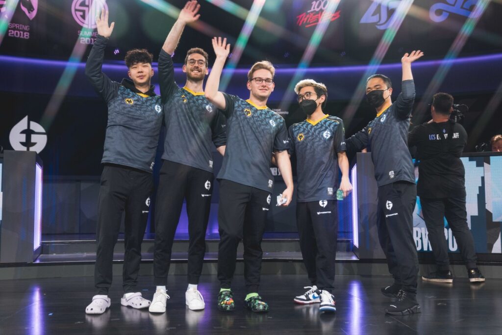 Evil Geniuses waving to the crowd during the 2022 LCS Summer Playoffs round 3