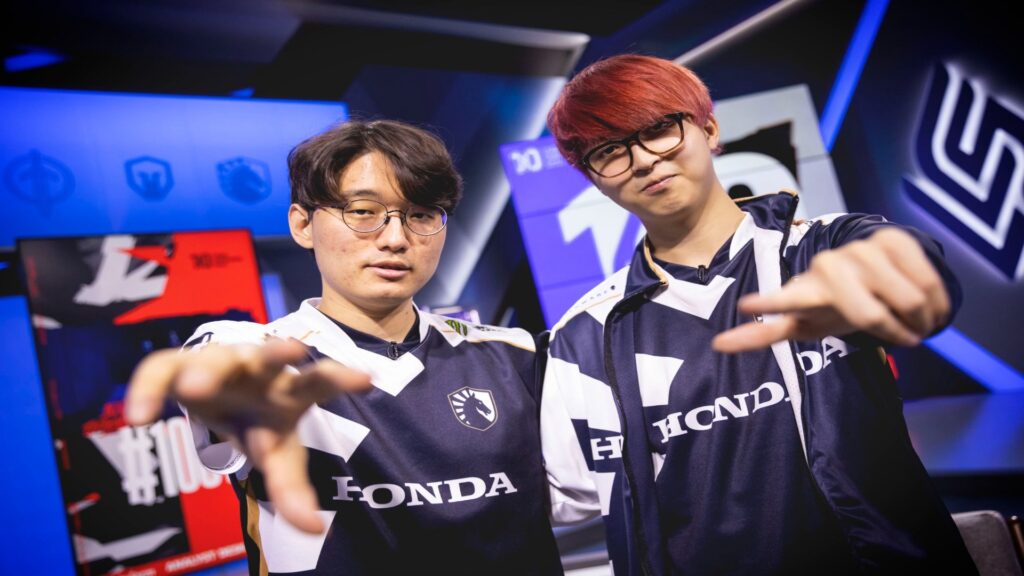 Hans Sama and CoreJJ posing during an LCS photoshoot