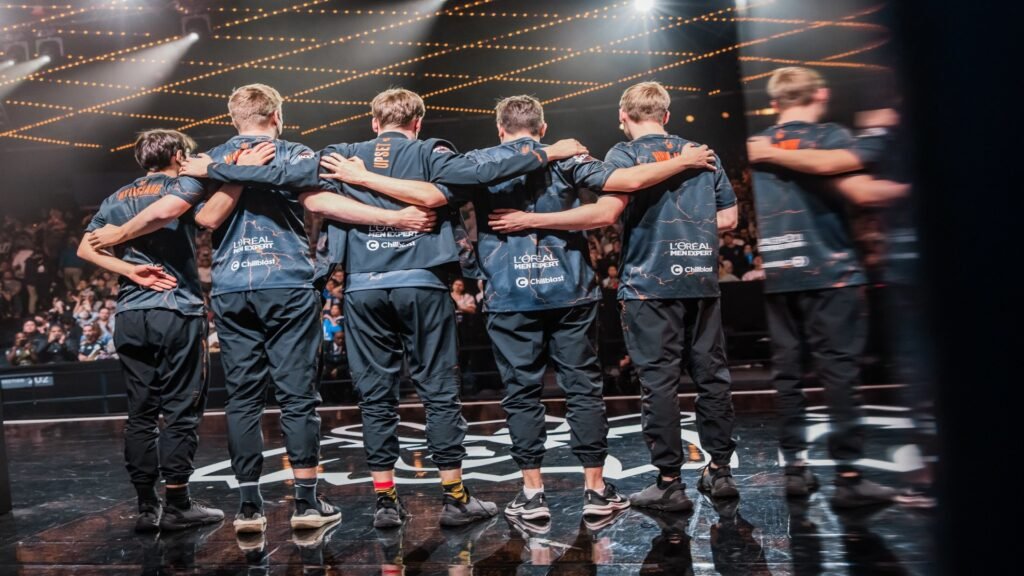 Fnatic taking a bow after winning during Worlds Groups day two