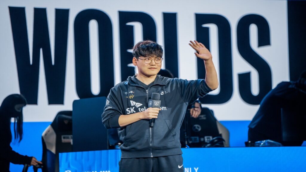 T1 Gumayusi waving to the crowd during Worlds Groups day three