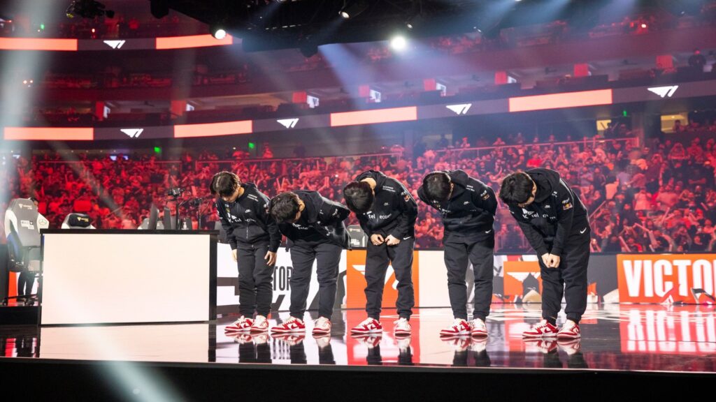 T1 bowing after beating JDG during the 2022 Worlds Semifinals