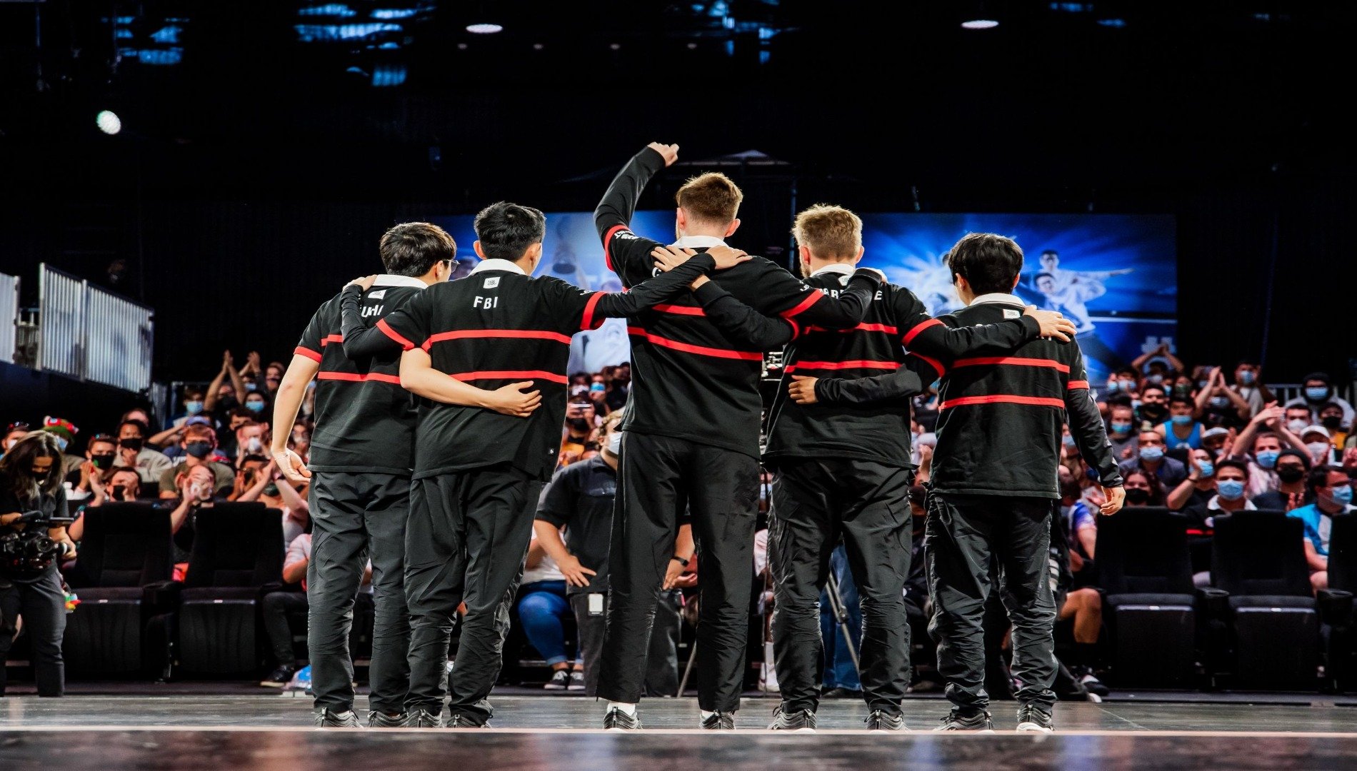 100 Thieves LCS roster waving on-stage