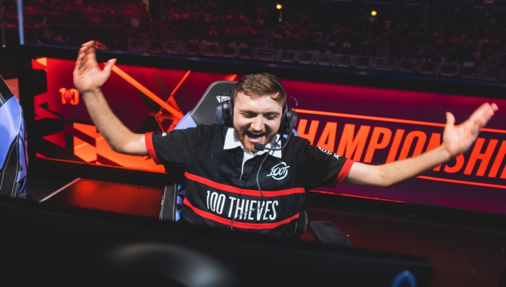 100 Thieves Closer cheering on-stage